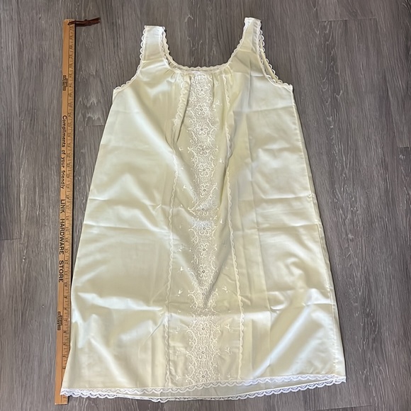 Perfect Vintage Boudoir set in light lemon 🍋 - Picture 4 of 6